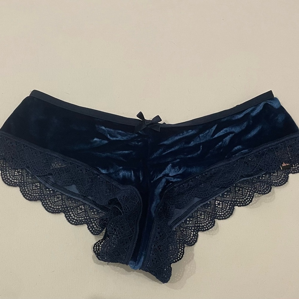 NEW WITH TAGS VICTORIAS SECRET SIZE XS NAVY VELVET OPEN BACK CUTOUT CHEEKY PANTY